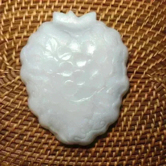 Vintage 7” x 6” Hazel Atlas Milk Glass Grape Trinket Candy Dish Grapes - Picture 5 of 5